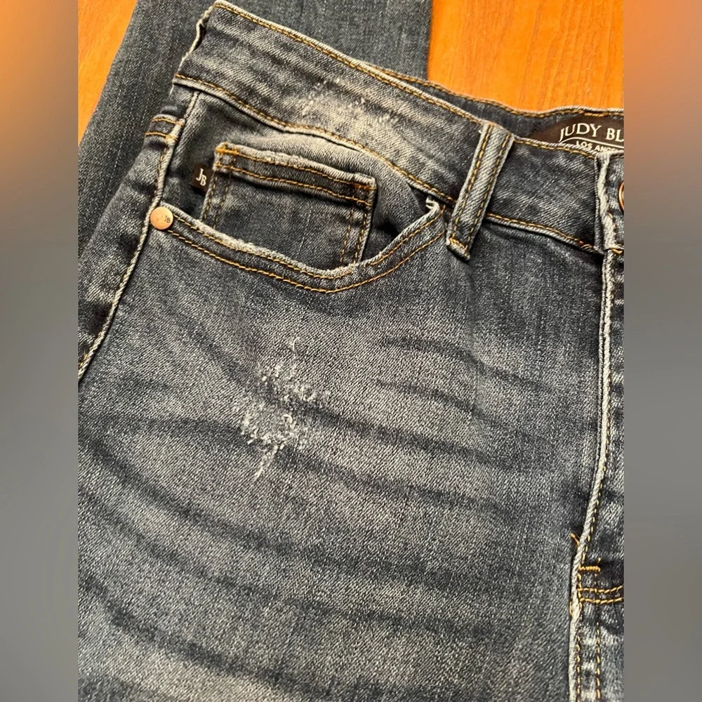 Judy Blue Mid Rise Relaxed Fit Distressed Cropped Blue Denim‎ Jeans Size 30